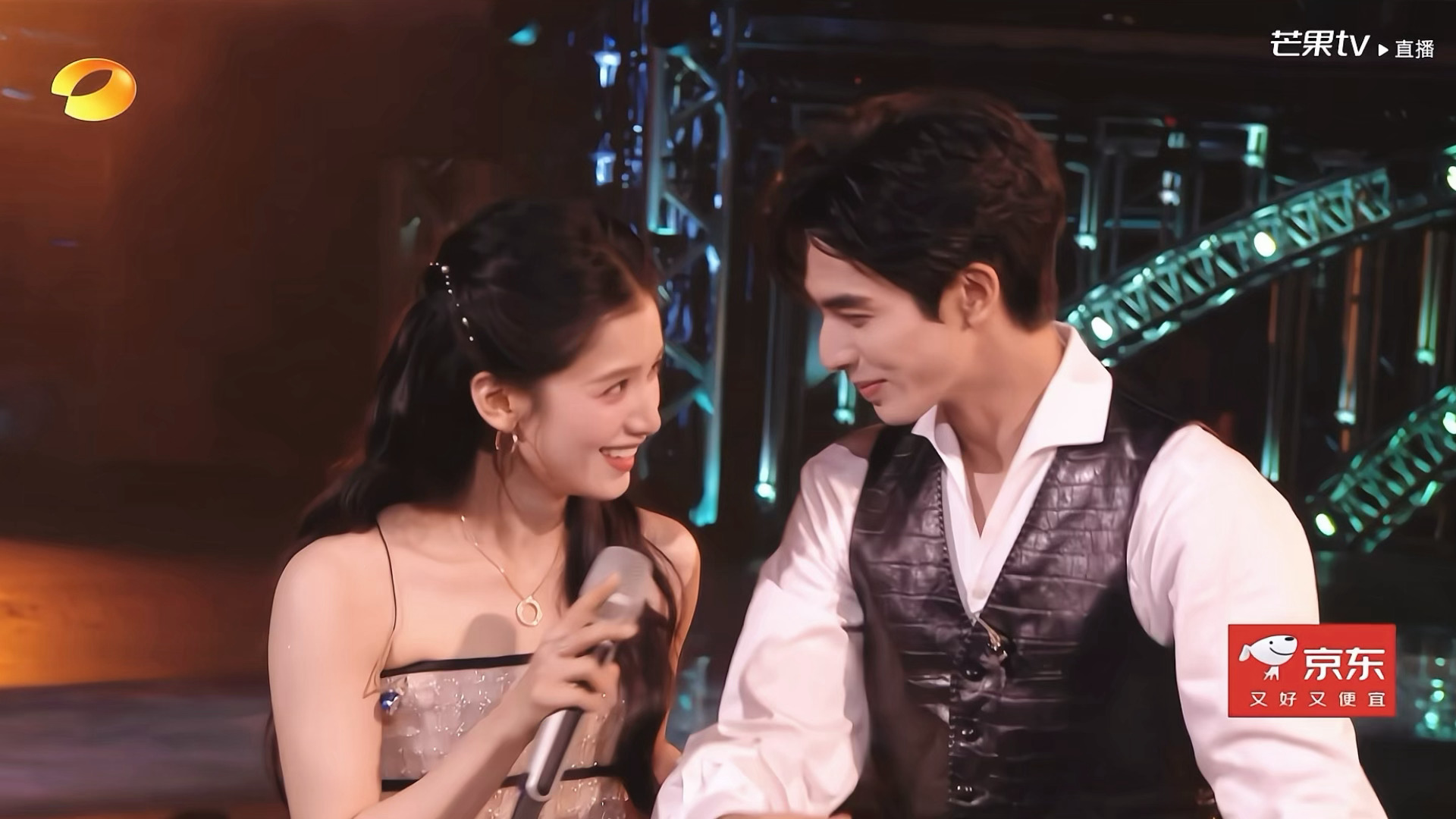 夏威仪这个ending太萌了结尾还是野狗骨头的落日背影变成了我们的拍立得湖南卫视