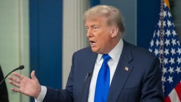 11月25日，特朗普在“真实社交”平台发文表示，他将于明年四月访华。