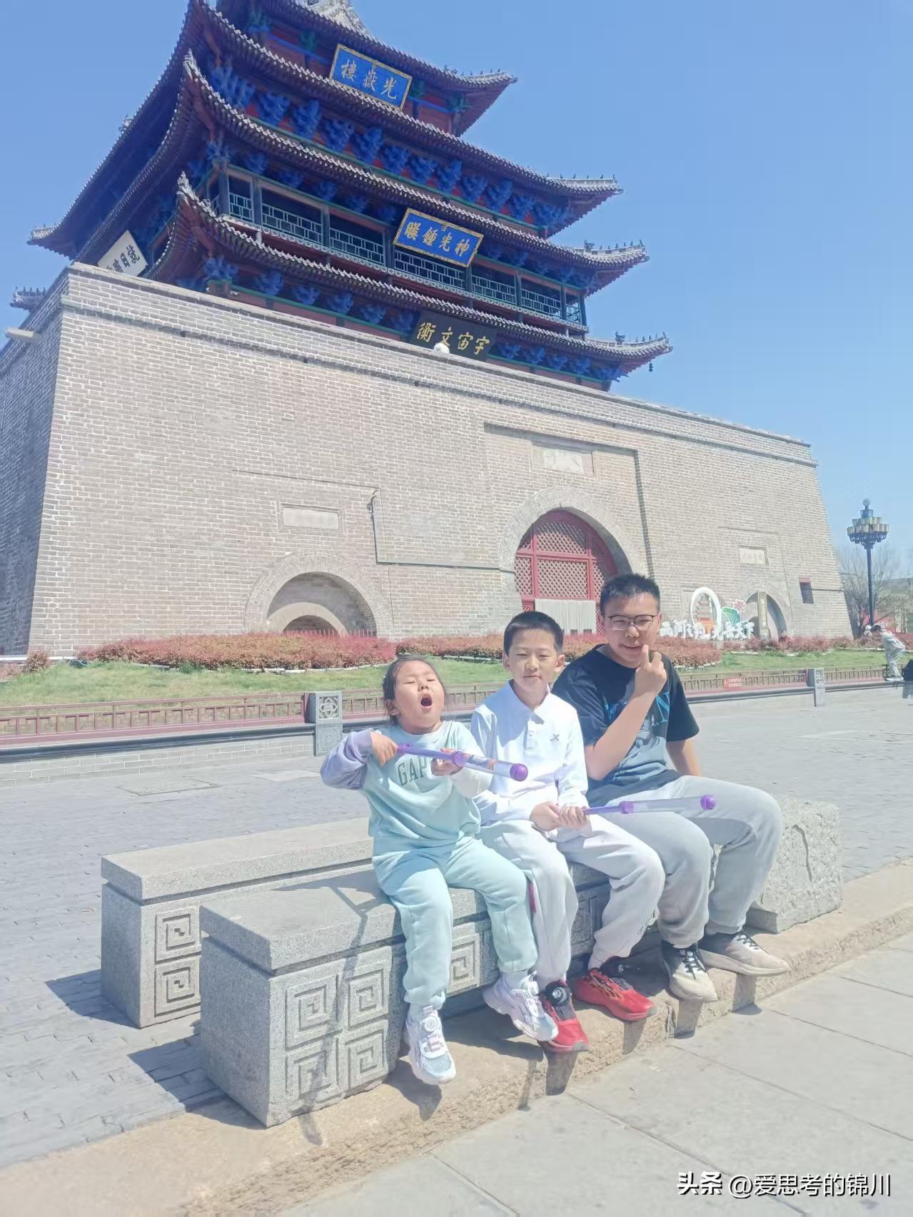 回望童年
 
年少总踮脚眺望远方
一心挣脱低矮的院墙
以为长大就能挣脱狭窄的门框