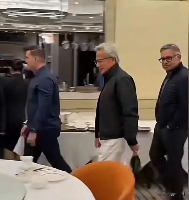 该省省该花花，黄仁勋被拍到也提着酒去吃饭。 ​​