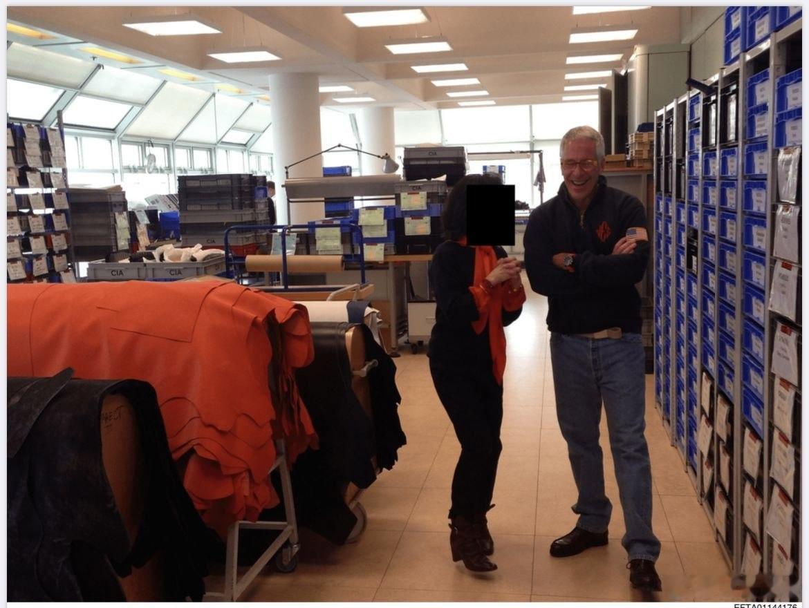 爱泼斯坦杰弗里·爱泼斯坦在装有中央情报局文件的箱子前和一名女子交谈 