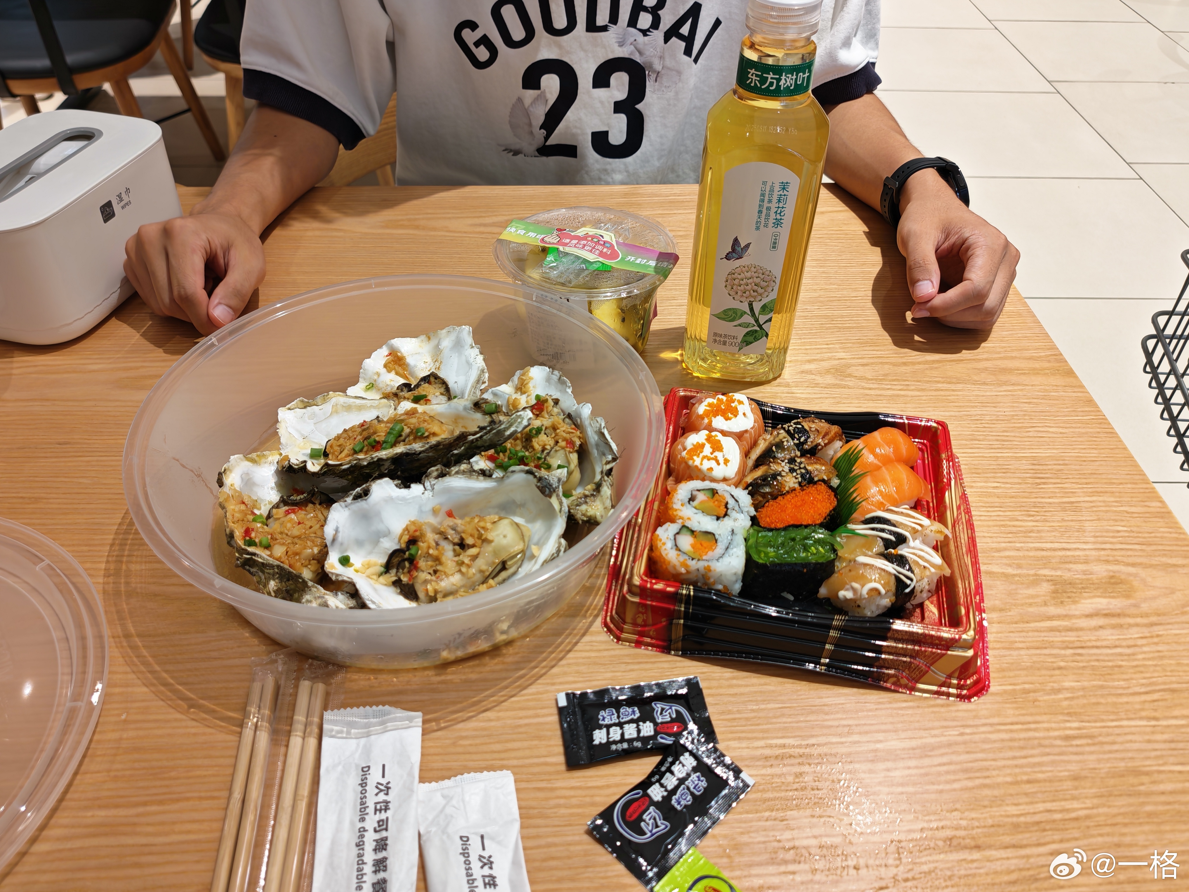 今天午餐是，胖东来改造后的永辉超市[柯基]寿司 + 生蚝 + 百香果苹果还有东方