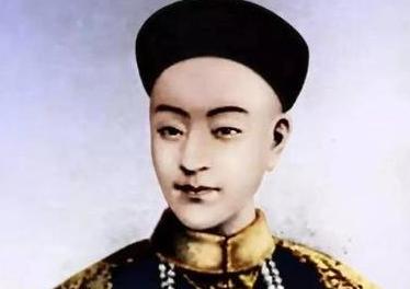 光绪被软禁在瀛台，他无聊时在玩外国使臣之前送给他的“八音盒”，居然搞出一个新发明