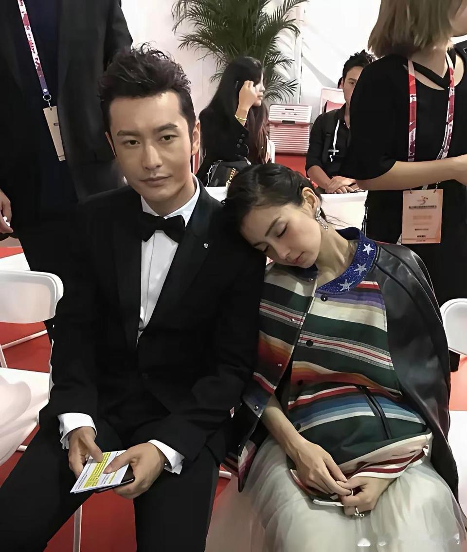 baby姐和黄晓明这张后台合照，看一次感慨一次。孕期的杨颖出席活动，身体扛不住疲