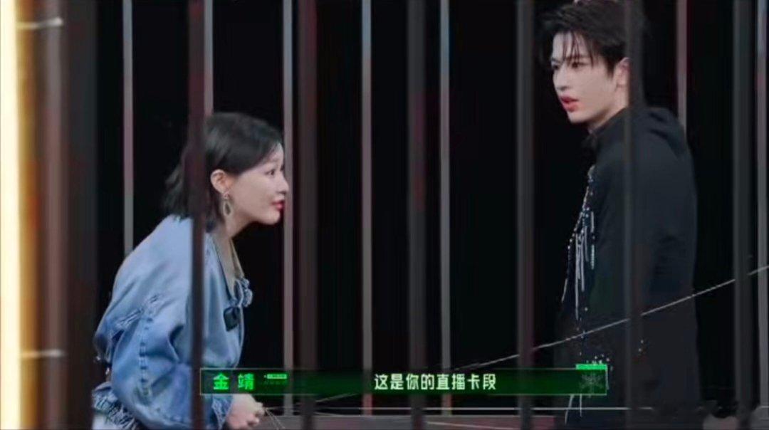 金靖没少看丁程鑫直播张凌赫回复丁程鑫日常直播小细节被细心记下，金靖妥妥是资深追剧