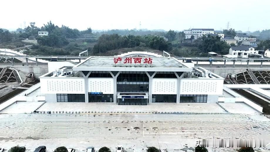 一直以为隆泸叙铁路的开通仪式会在泸州西站举行，不过最终却选择在双加站，究其原因也