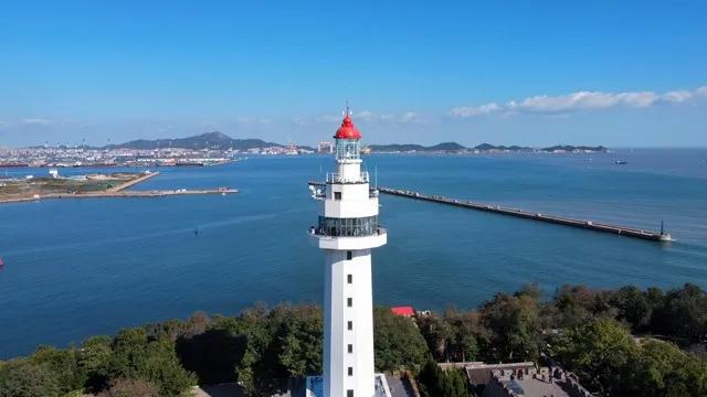 网上天天拿烟台万亿城市没有地铁说事的人，烟台除了没有地铁，其他的火车，轮渡，机场