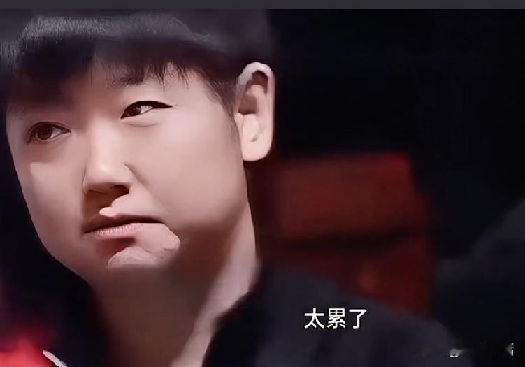 妹妹：你这发的什么呀？
哥哥：你是世界上接我发球最好的人！

妹妹皱巴巴的小脸可
