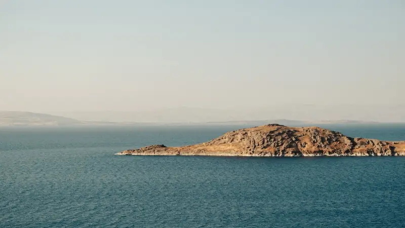 中东局势美伊以冲突幂谈天下 愚蠢之举：美国向霍尔木兹海岸投放钻地弹即便发出多次呼