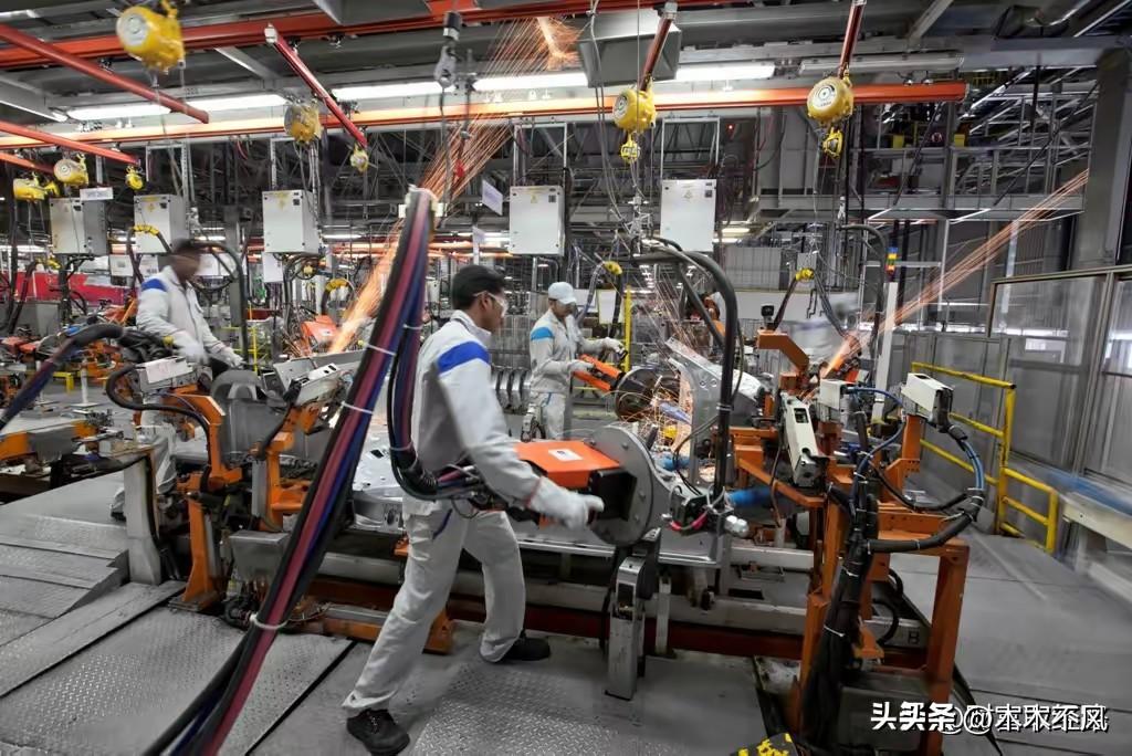 班加罗尔，3月23日。富士康印度工厂的流水线上，年轻的印度工人正在组装最新款的i