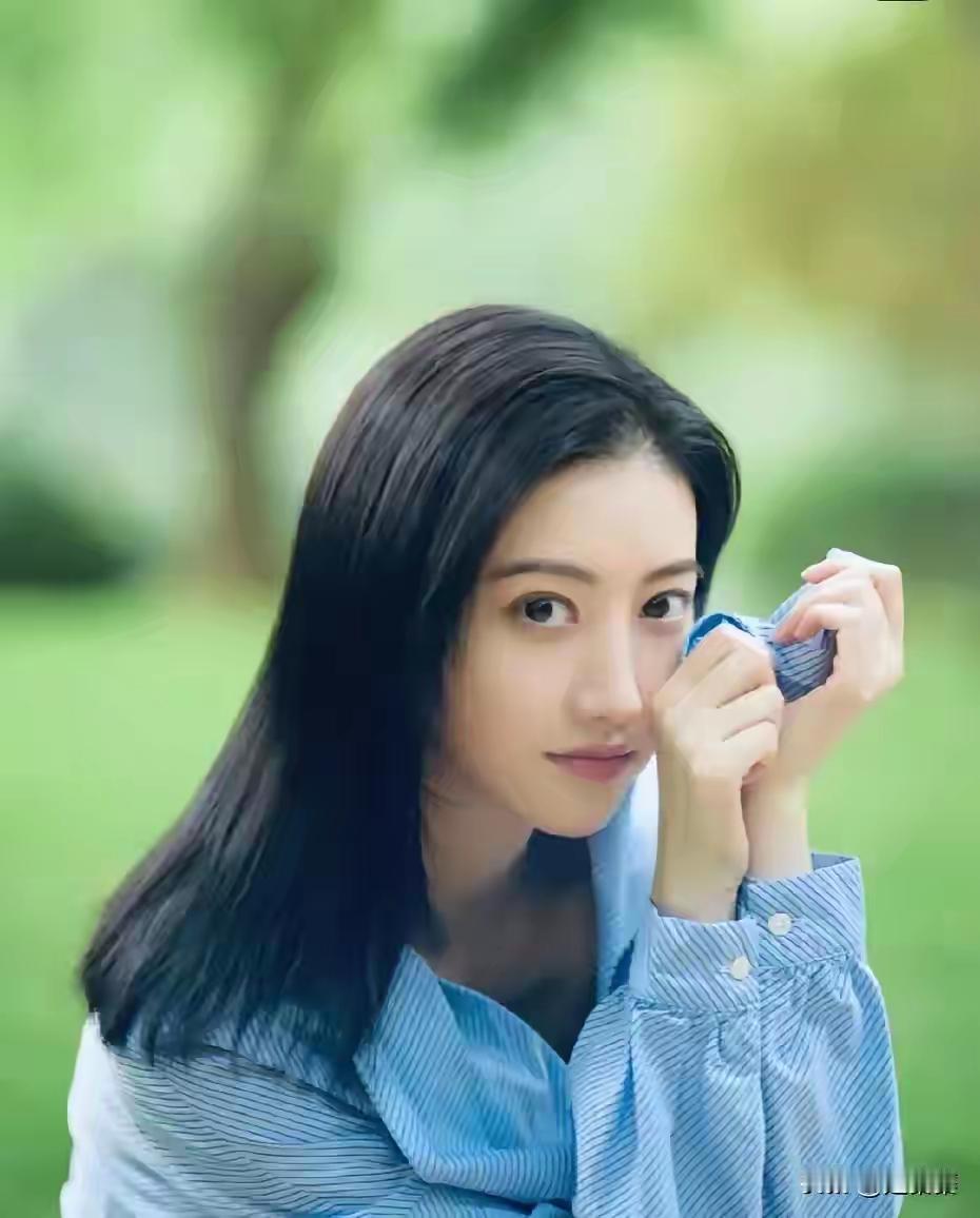 女星的通透与否，往往藏在处事分寸里
 
很多人说，女星聪不聪明，其实从处事姿态上