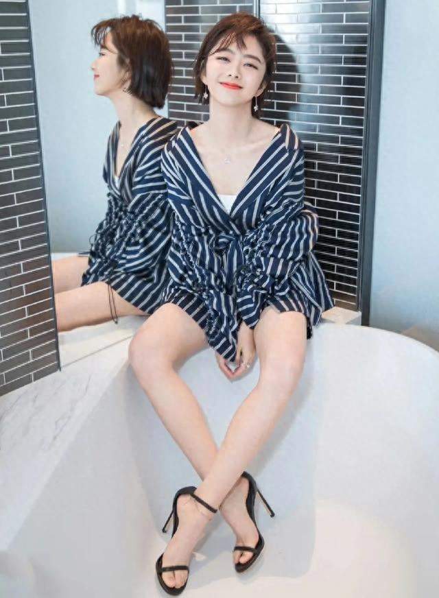 长着娃娃脸住上亿别墅，手机壳发黄还在用，她的钱去哪了