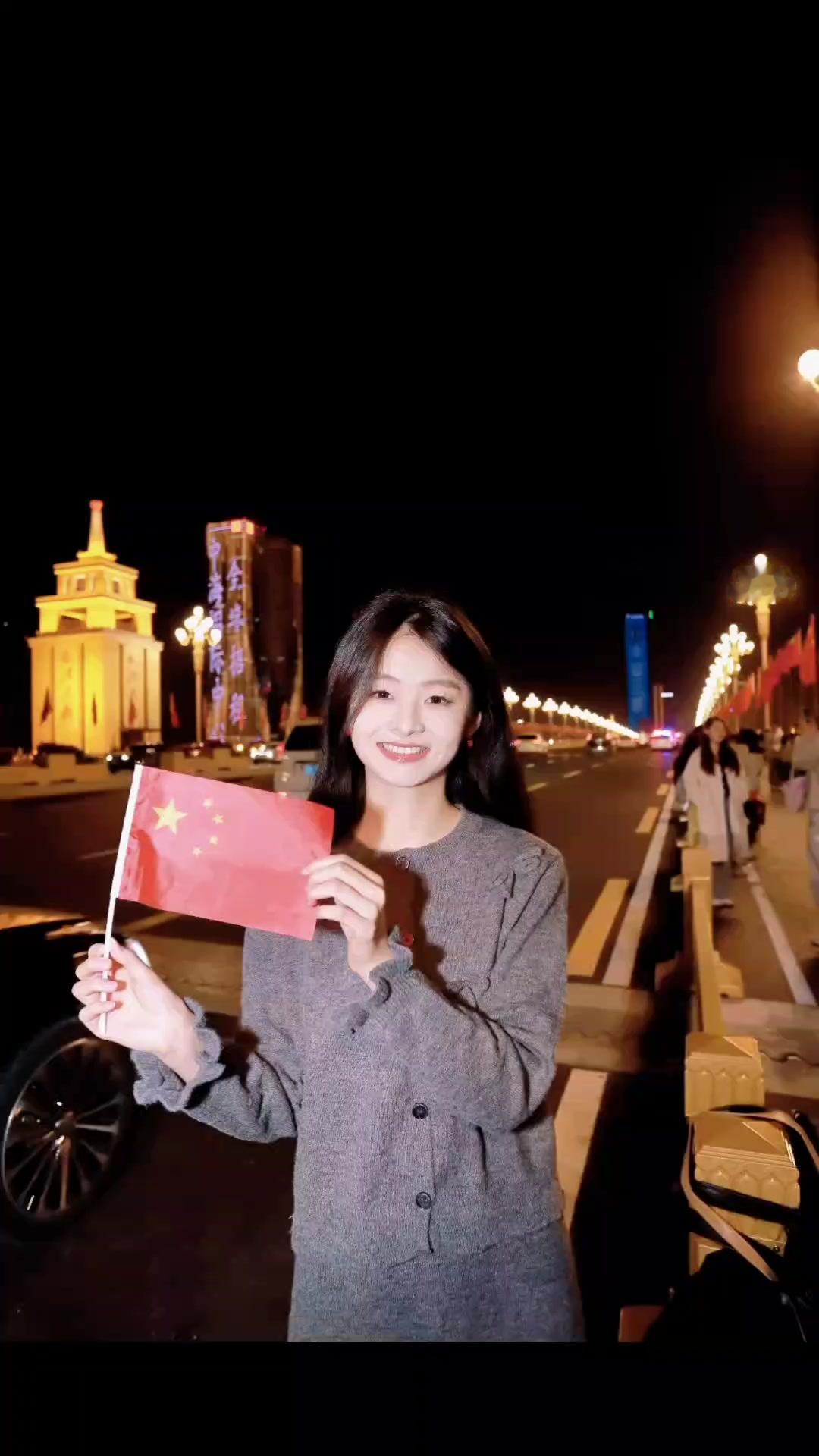 在街角捕捉到的穿搭灵感，每一套都想照搬回家！
🌆傍晚的阳光最适合拍人像，暖调滤