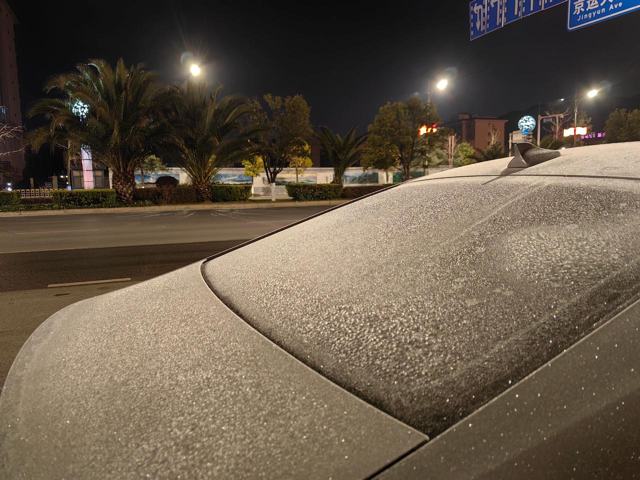 好冷啊，停路边的车，都披上冰甲了