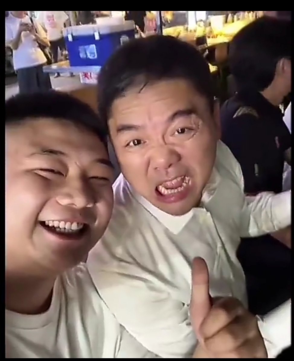 这张照片必将载入中国烧烤摊夜市史册，此图叫个什么名字比较好呢？#刘强东现身宿迁#