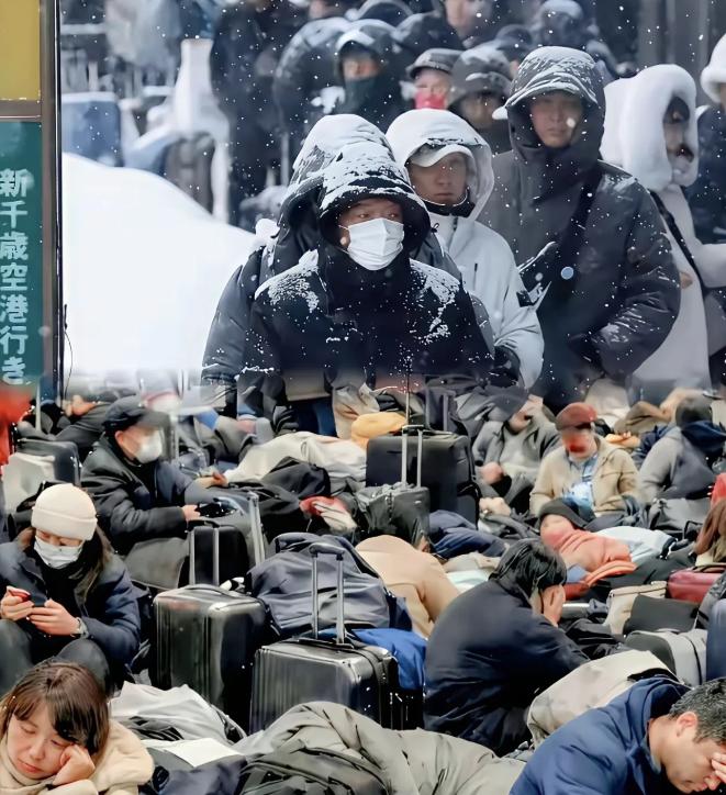 瞧瞧网上那些传疯了的同胞成堆挤在日本机场的照片，某些人坐不住了，跳脚大骂网友心太