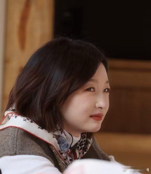 周冬雨躲过了这招没躲过后招周五晚高疯哈哈，周冬雨在节目里玩躲避，躲过了这招以为万