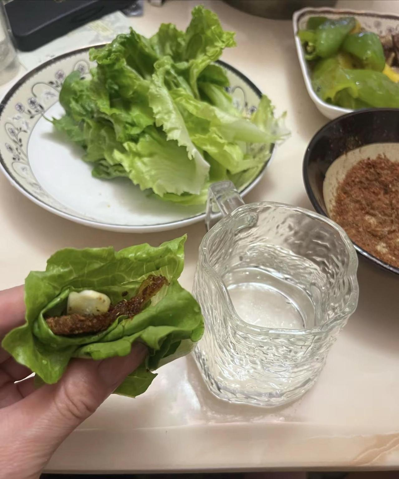 各有各的难言之隐 各有各的身不由己 那些不能诉说的心事无人共鸣的情绪 有人放在咖