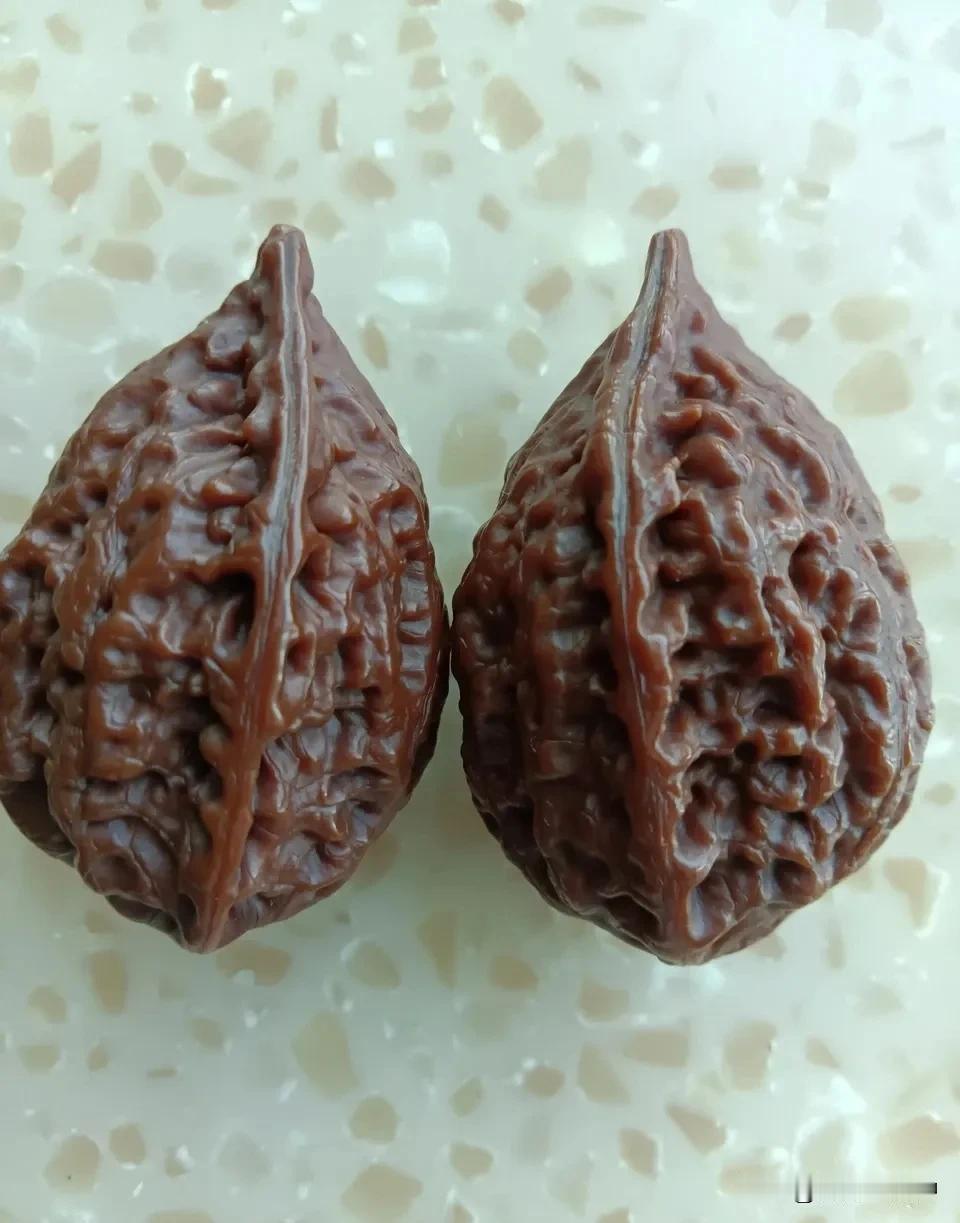 今天看见朋友在盘这对楸子，感觉还挺红润，手有点痒痒，就给他抢过来了！
不得不说他