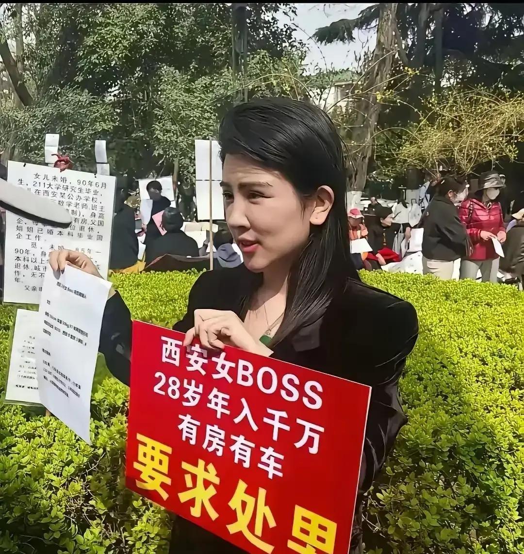 西安相亲角上，28岁女博士举牌找对象，号称年入干万，要求有车有房，但最猛的一条是