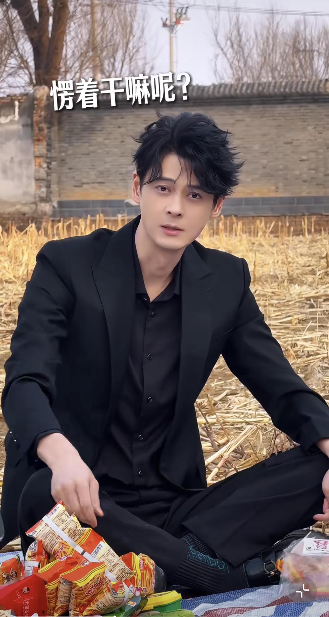 郭品超自从找到根之后，就开始放飞自我了。

去山东寻亲之后就非常接地气了，煎饼卷