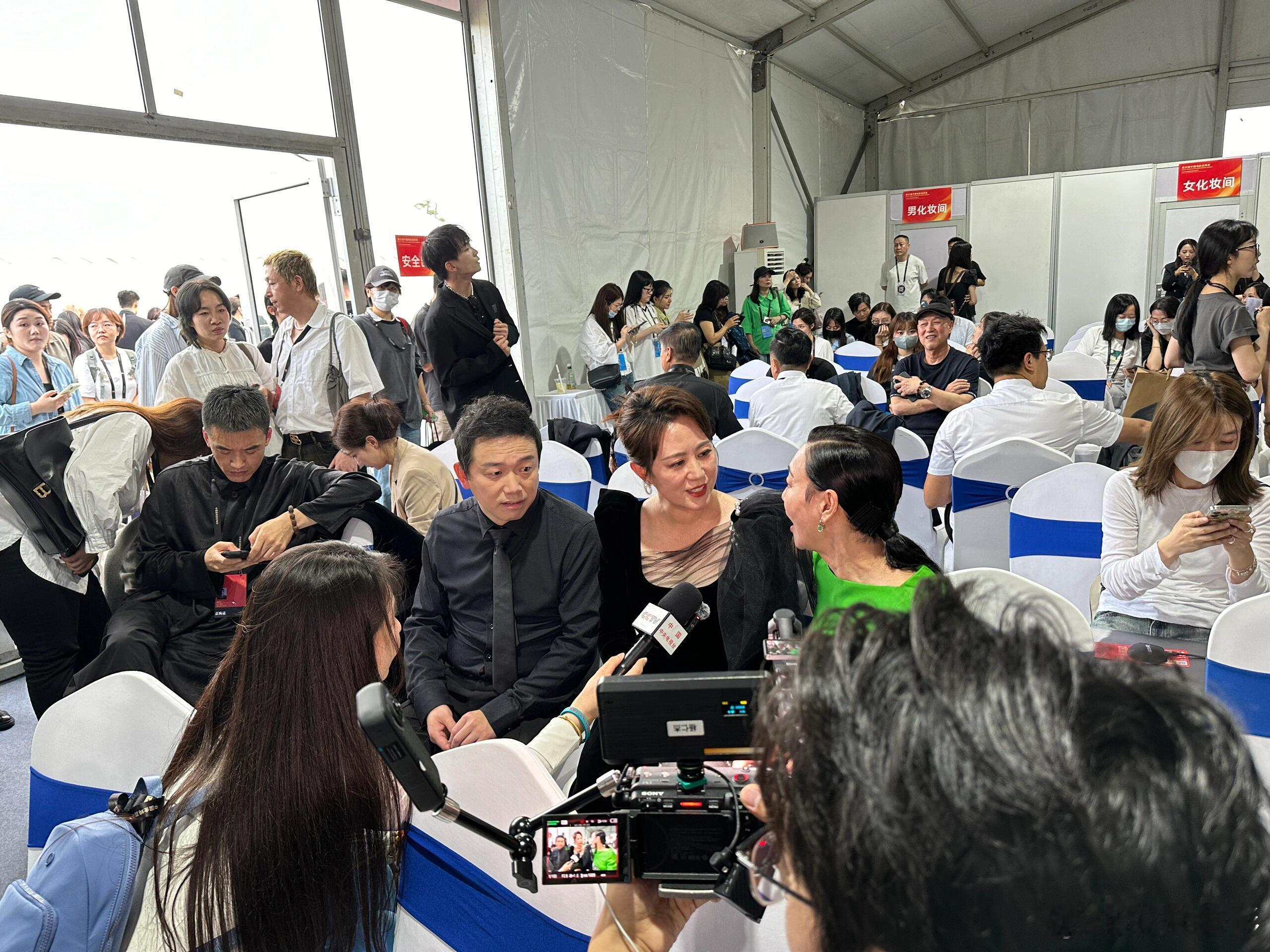 金鸡后台直接生图。 