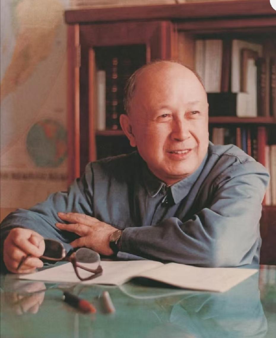 钱学森晚年两句忠告刷屏几十年，戳中当下风气与教育两大痛点。
 
他一生舍弃海外优
