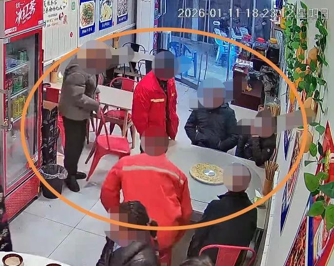 把我看生气了💢！6人吃了200元后逃单？为了180块饭钱，餐馆悬赏1000块找