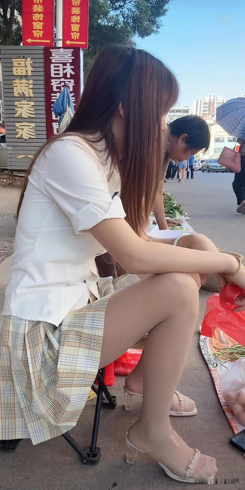 你说你会陪我一辈子,可是你们知道吗?一辈子真的很短,手指缝里流走的是岁月,指针上