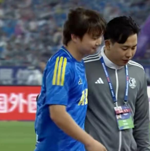 南通队王博文那张红牌，我觉得裁判有点过于严厉，只是为了射门，也不是恶意的！

比