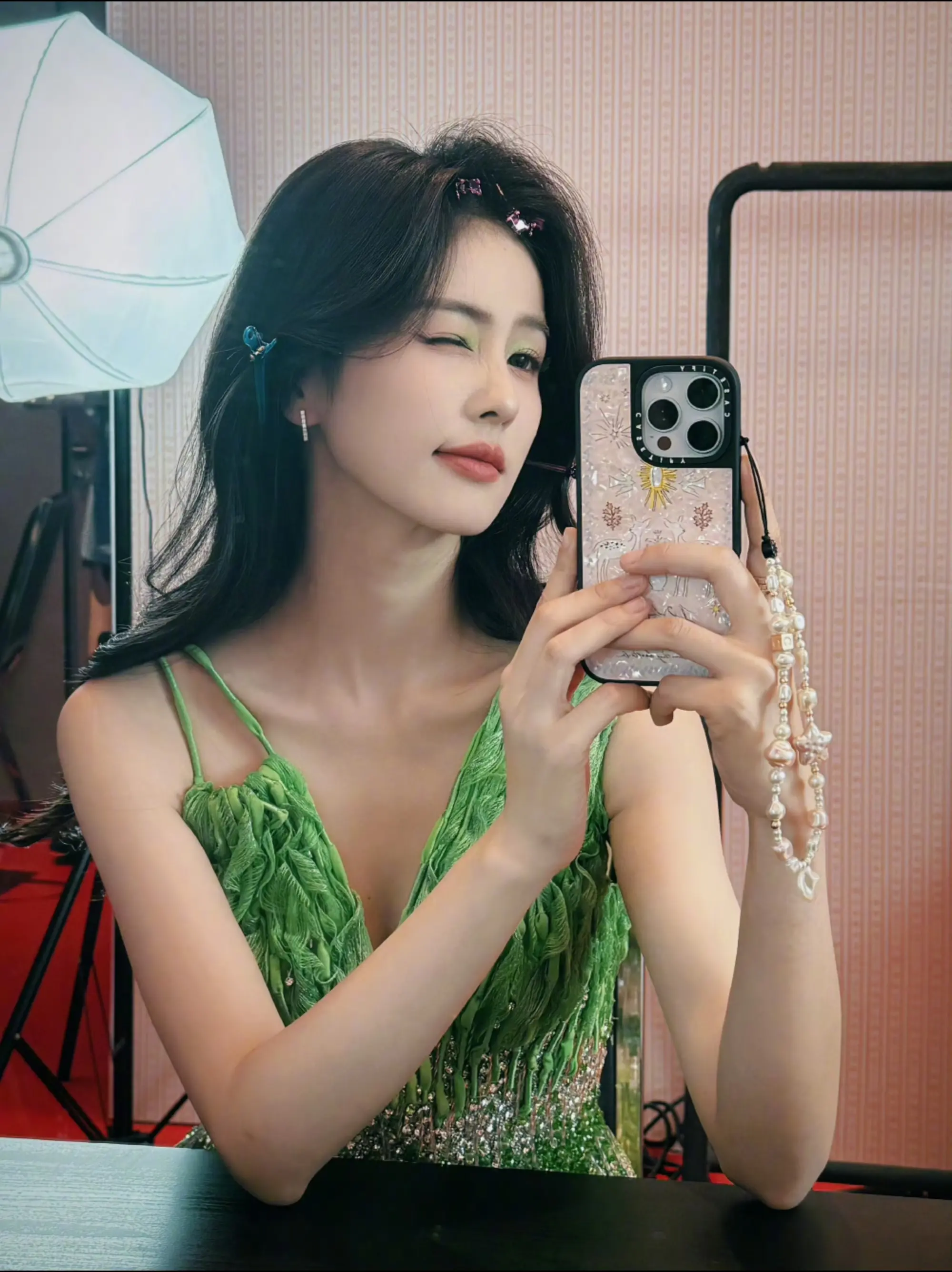 分享一些对镜自拍~好美😍😍😍 白鹿对镜自拍