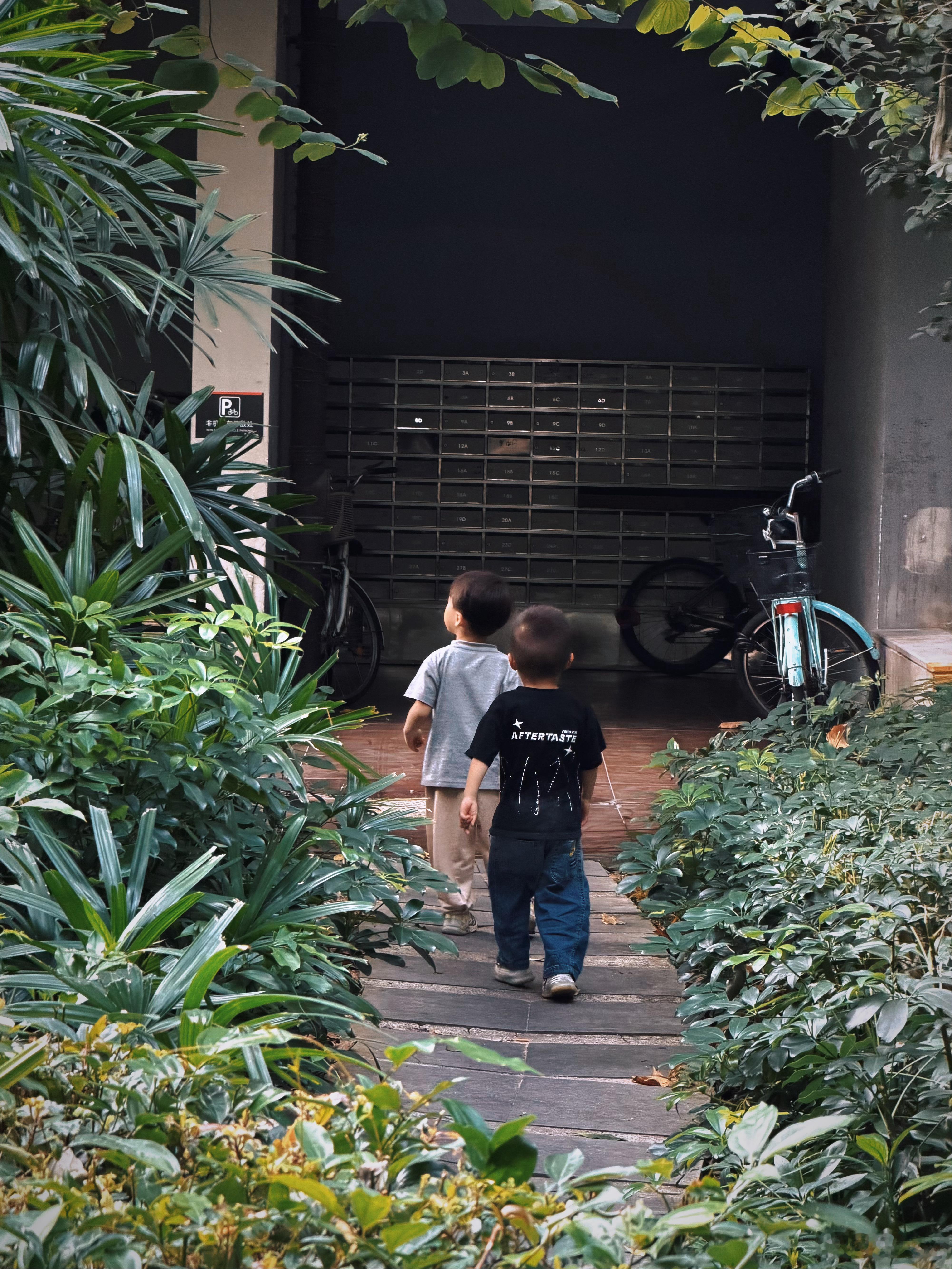 人是从什么瞬间觉得自己真的老了？大抵是从有具体的参照物可以对比吧。我侄子最近来深