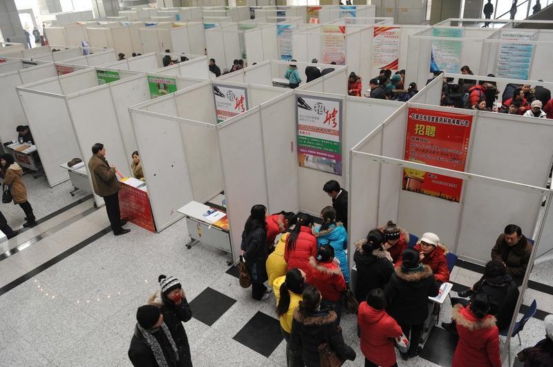 为何许多公益性岗位收入低、工作量大？有位专家的回答获得了很高的点赞量。他表示，这