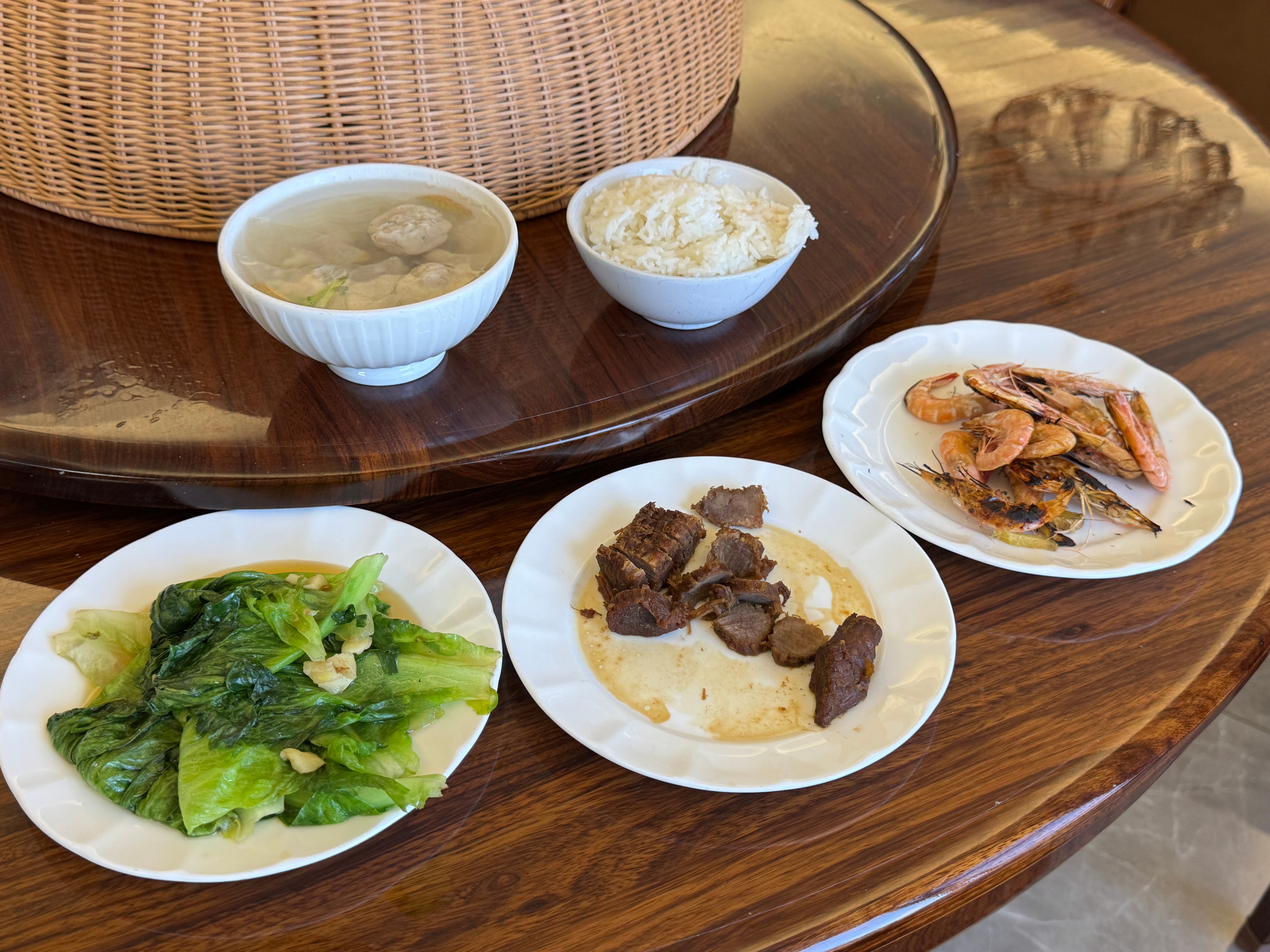 一人超快手健康餐。🦐🥬🥩炒生菜，卤牛肉，虾，肉燕肉丸汤。虾煮糊了，是因为又