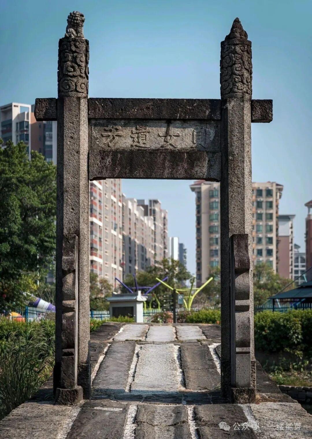 在顺德居住了二十几年了，闲暇之时，我就喜欢到处逛逛，有一次在北滘留意到碧江金楼旁