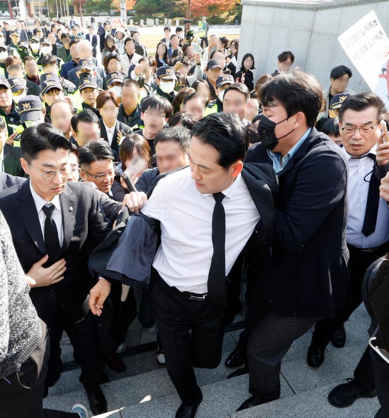 韩国媒体消息，国民力量党张东赫上任后首次访问光州，前往国立 5・18 民主墓地意