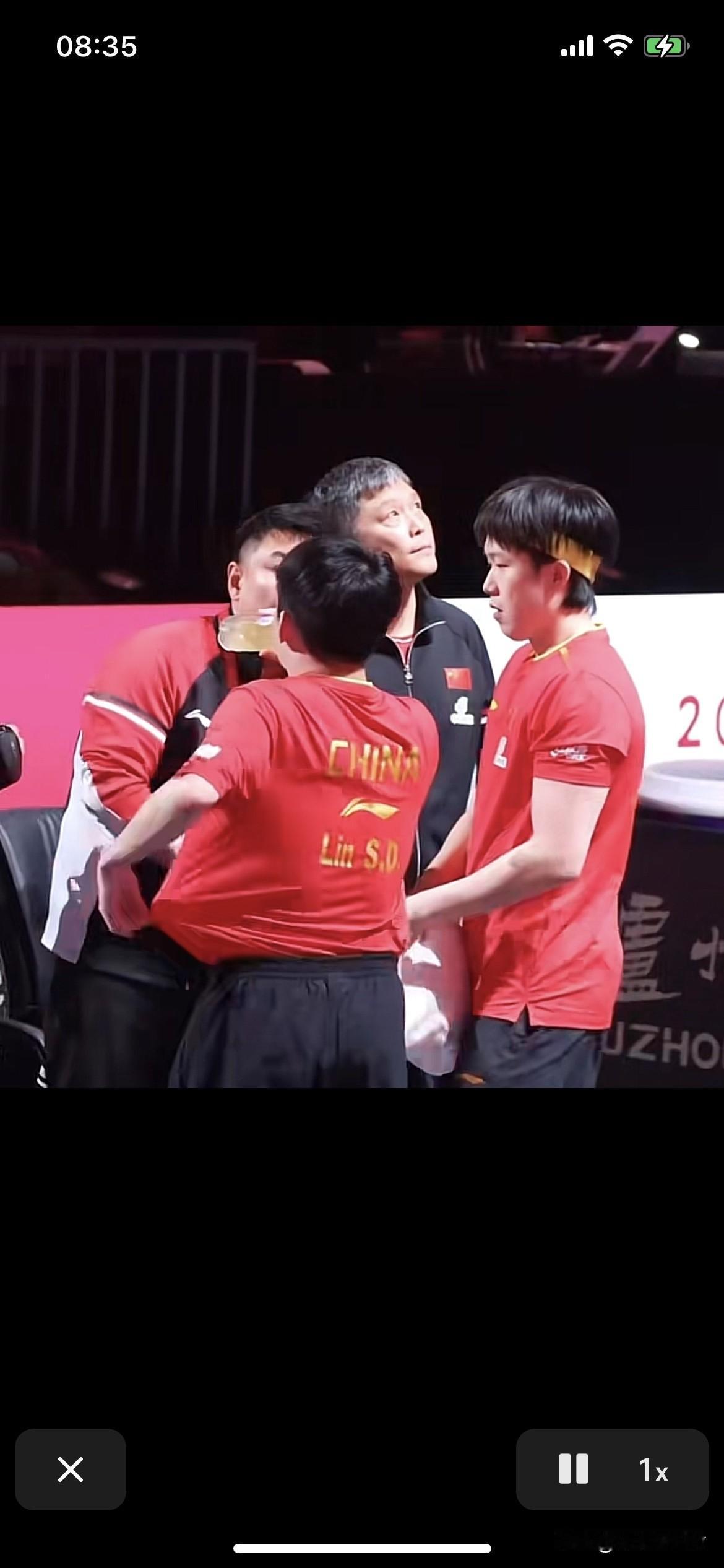 乖乖的小石头林诗听王楚钦讲话。
男双比赛场上他听头哥的。头哥说啥小石头都认真听。