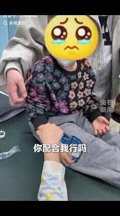 “儿科护士火到央视了！”近日，辽宁沈阳，一儿科护士面对怕扎针的宝宝，她先开始和宝