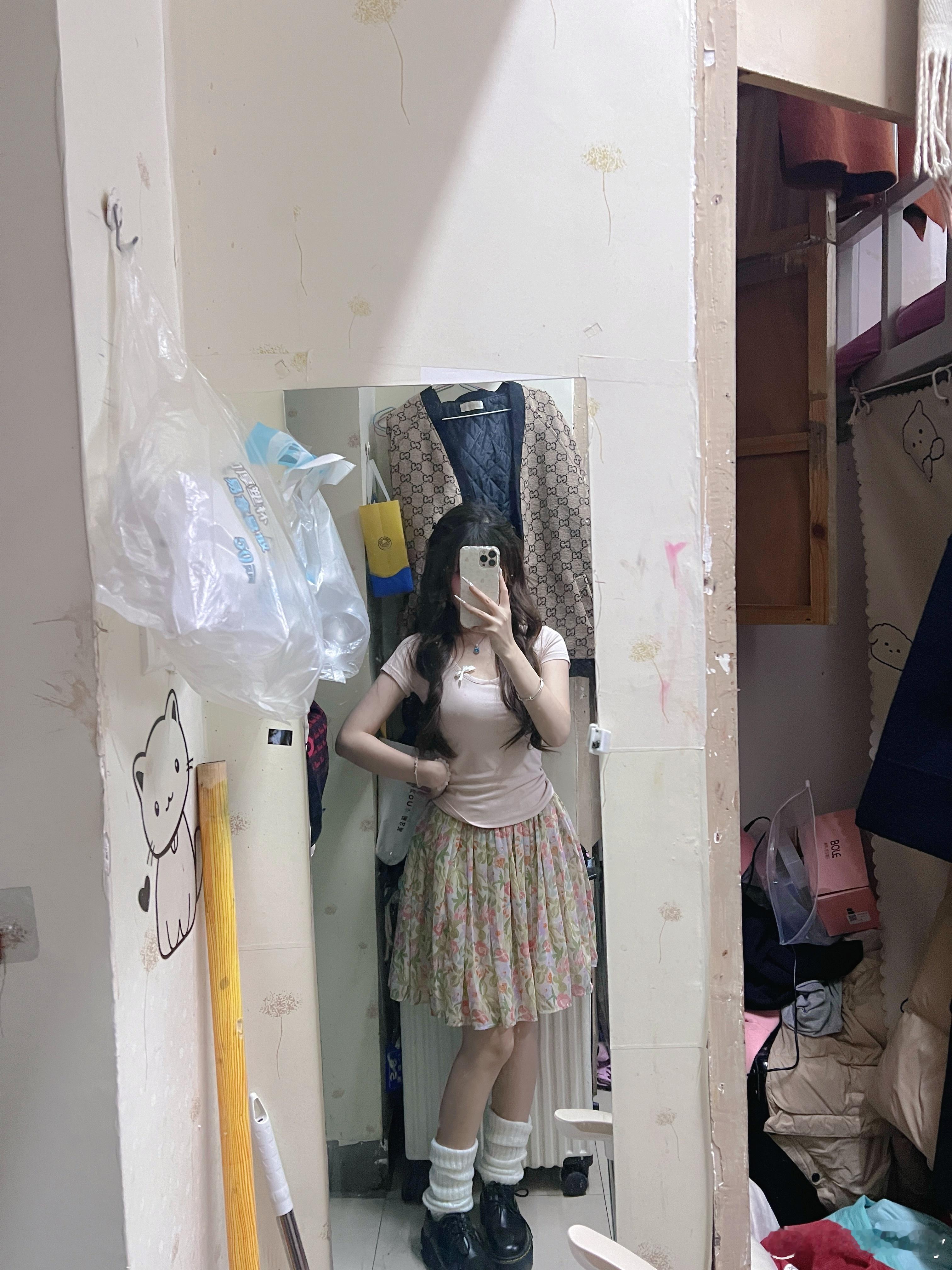 ootd～[猪头]我来啦～我买了这个mo糯糯的裙子特别喜欢 [亲亲]感觉夏天凉凉