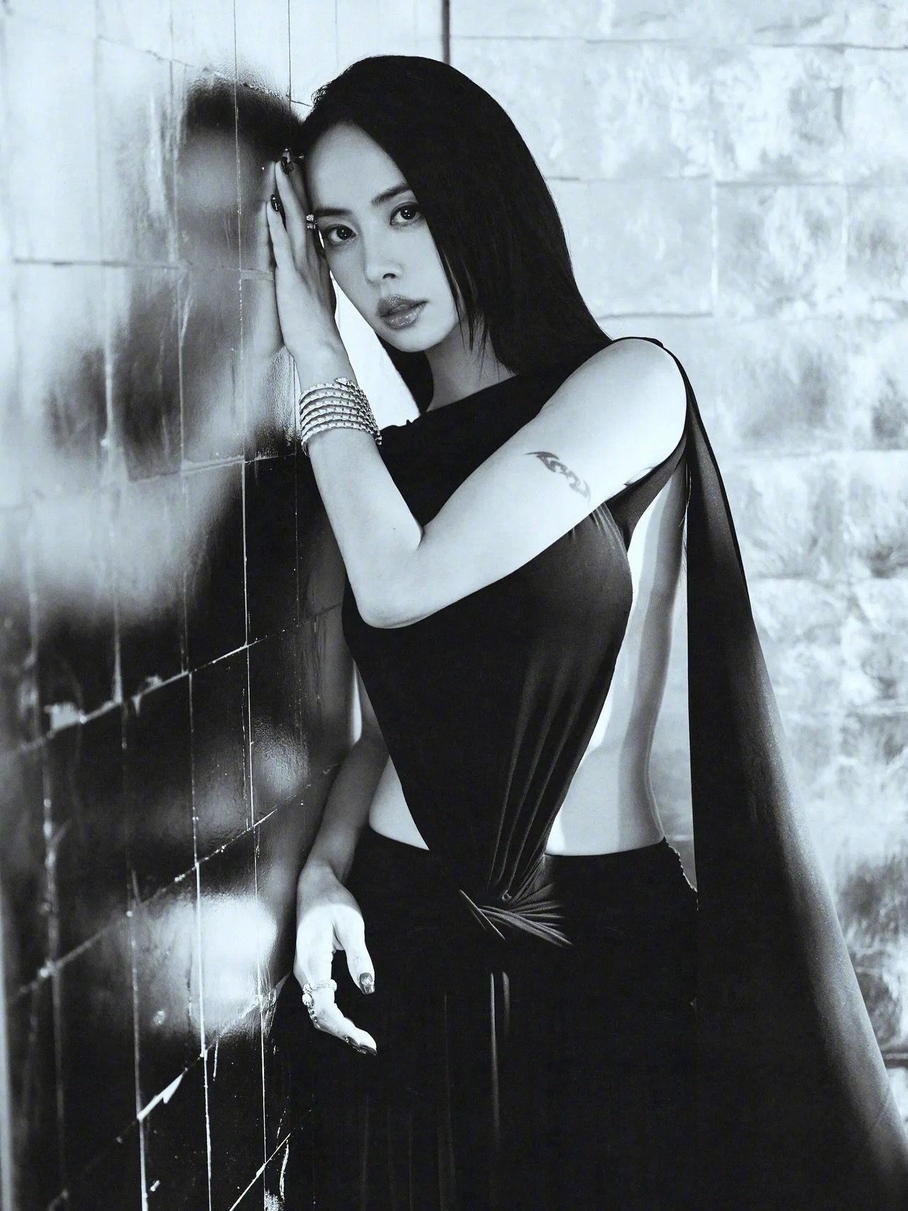 蔡依林出镜2026届金曲奖颁奖典礼。她选择了一袭Balenciaga 2026秋
