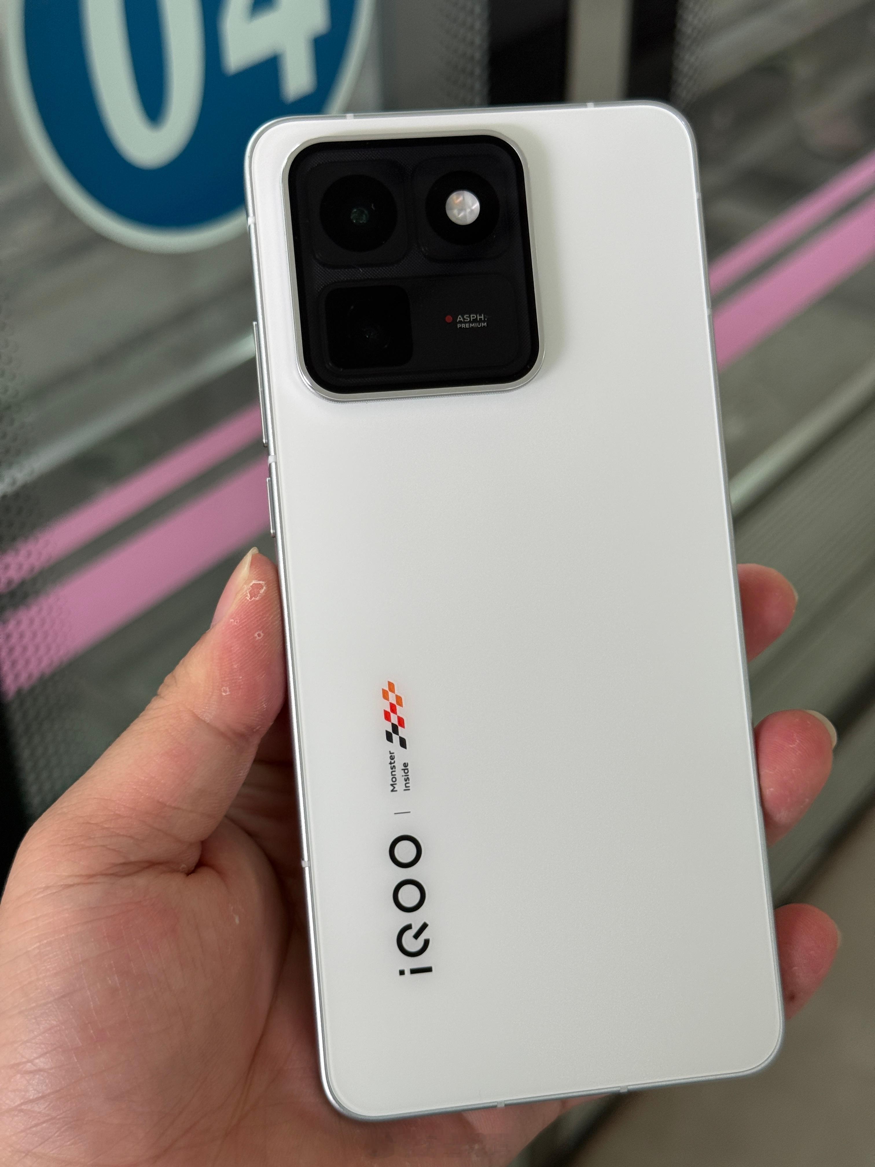 iQOO15T iQOO 15T是一台性能旗舰，所以硬件堆料自然要足够有诚意。其