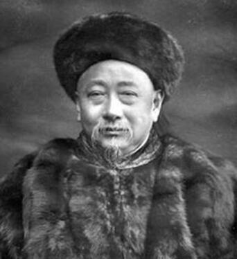 公元1734年，俞鸿图因科考泄题被腰斩，因为没来得及给刽子手钱而被给了慢死，生命