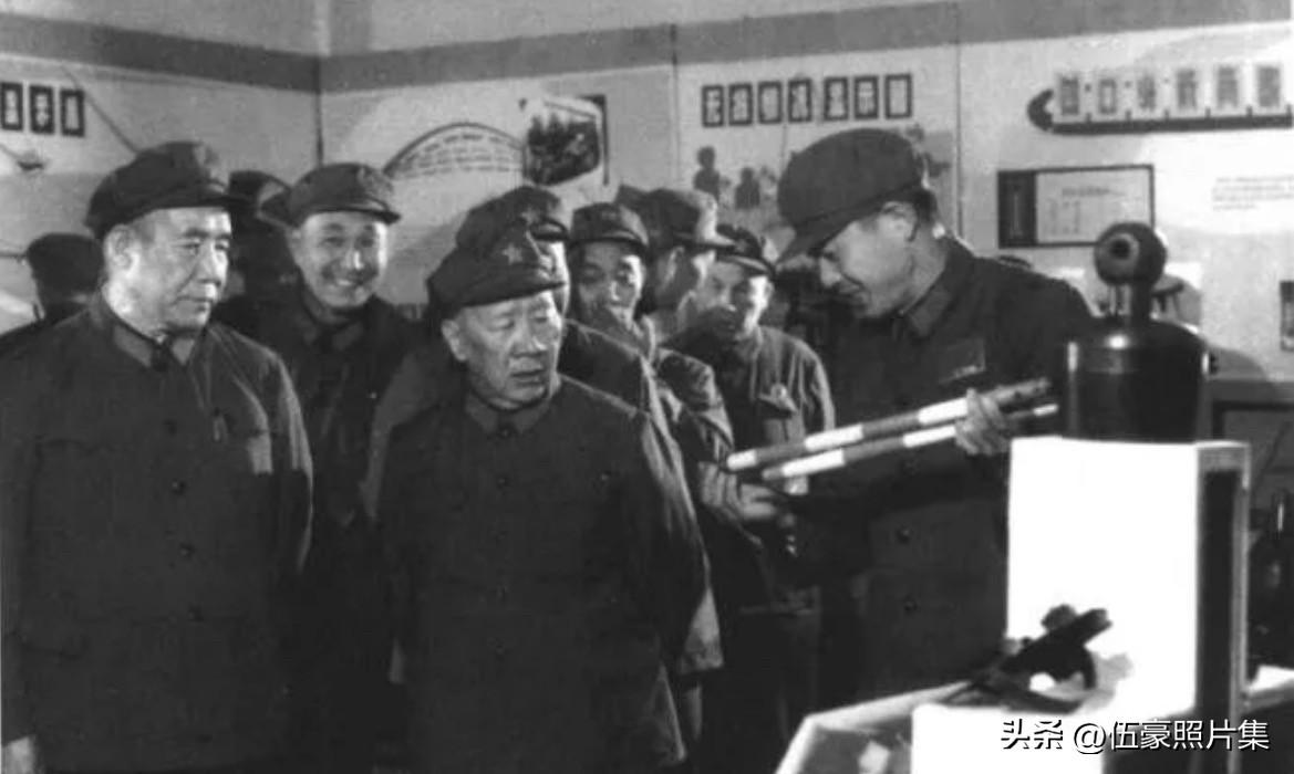 1977年，开国上将、时任中国人民解放军副总参谋长李达（左一）在济南军区参加全军