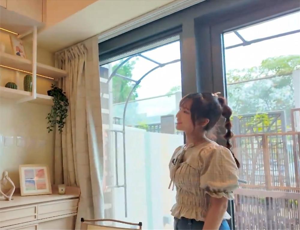 香港姑娘@雅霖 的16㎡纳米小屋最近火了。
房子不大，却在首层硬生生切出一个近7