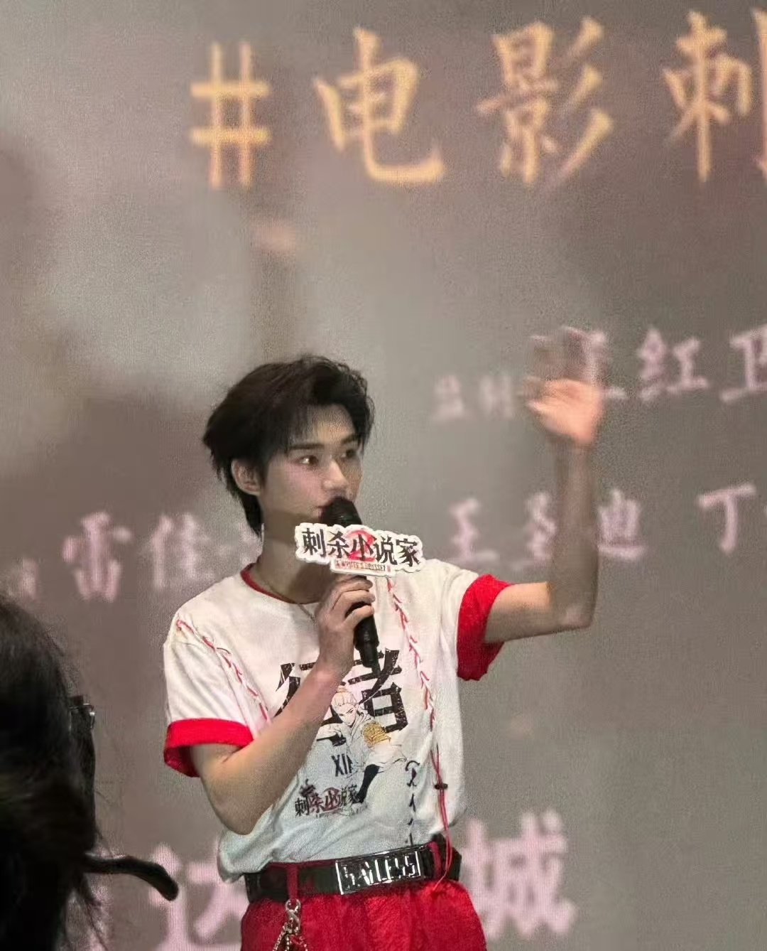 丁程鑫重庆路演上班丁程鑫重庆路演上班路透丁程鑫重庆路演上班，帅，[抱一抱][抱一