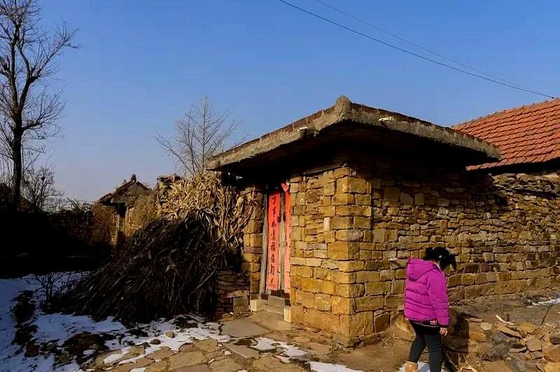 亲戚过了三代就应该断亲！

我和表叔住在同一个城市，他是我爸爸唯一的表弟，我爸走