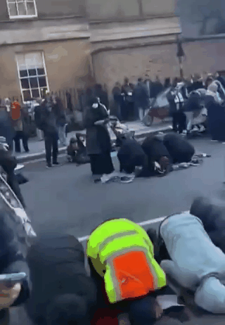 如果不说，你知道这是英国吗？这些穆斯林在英国随时随地的在路上祈祷礼拜。他们并不是