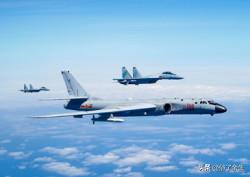 南部战区南海轰炸机巡航正告菲方！南部战区组织轰炸机编队在南海开展例行巡航，战机挂