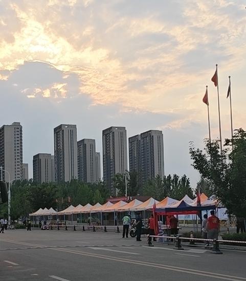 2026.6.9星期二
长见识，今天下午河南高考考试结束时，不少家长买鲜花在考场