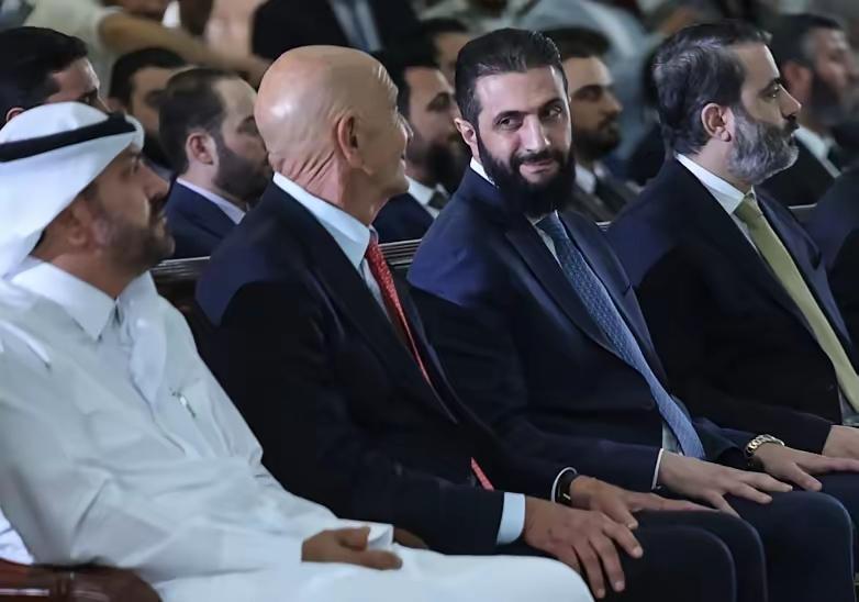 注意朱拉尼看这个老光头的眼光，是喜悦还是暧昧？
这个老光头就是特朗普的叙利亚特使